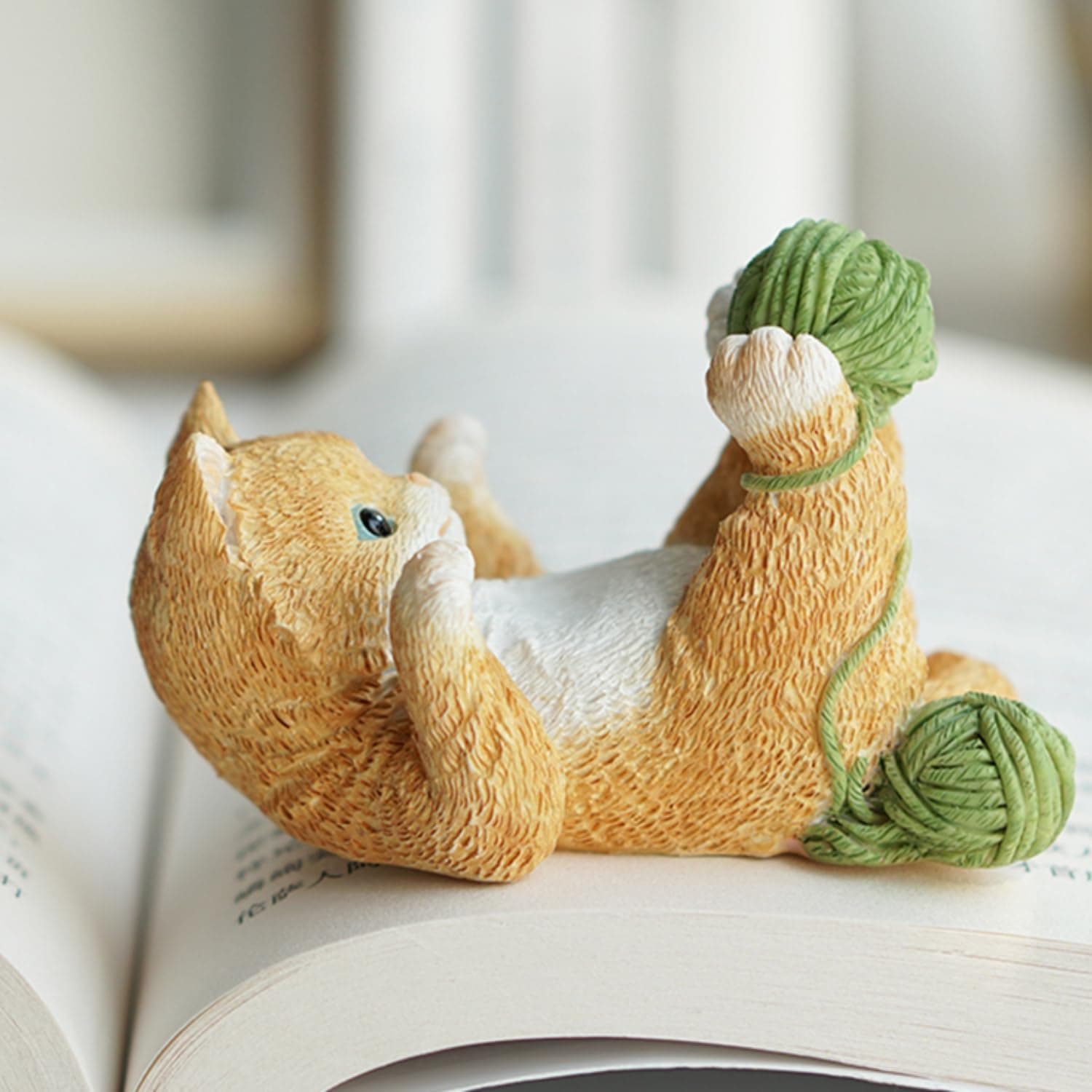 IZKOOKE Cute Phone Holder, Resin Cat Phone Stand Cellphone Kawaii Desk Accessories Phone Stand for All Mobile Phones Stand Desk Ornaments (Cat)