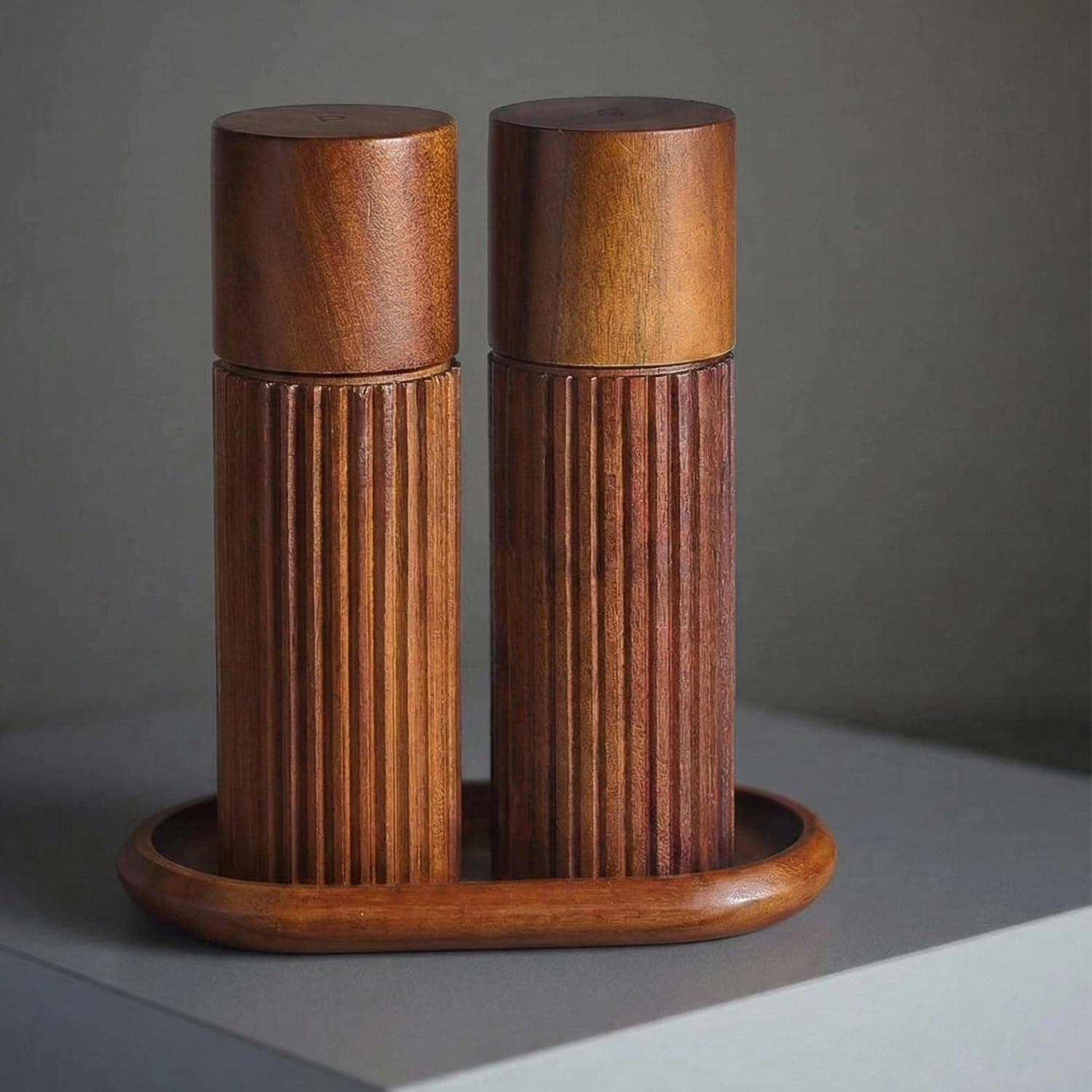 MAITTON Acacia Wood Salt and Pepper Grinder Set with Ceramic Grinder - Manual Pepper Mills with Non-Slip Ribbed Design, Marked S&P Lids, 16.5cm (with Tray)