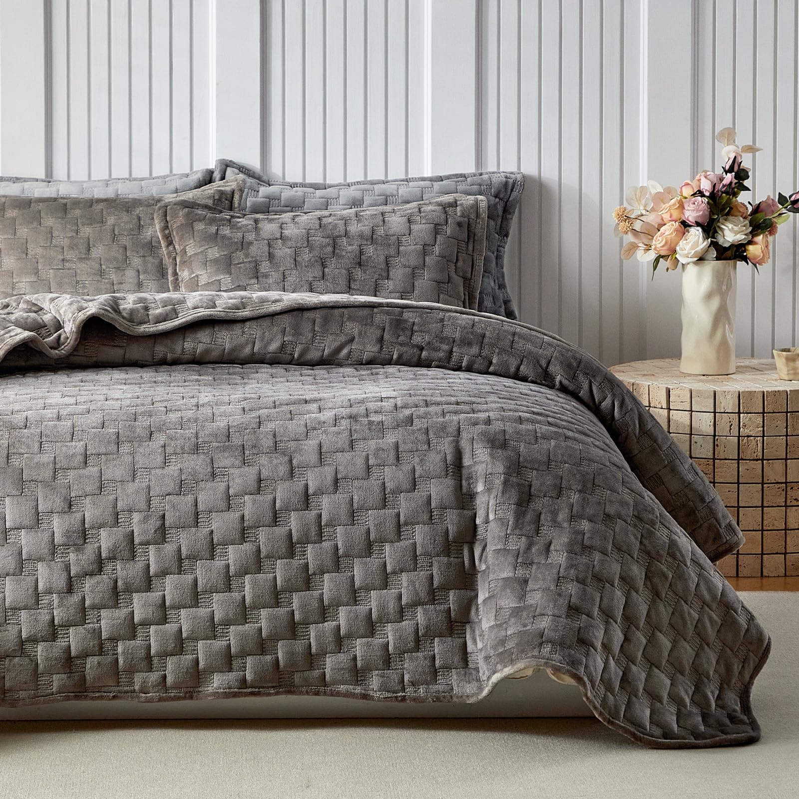 WARMDERN Khaki Velvet Quilt Set Queen Size, Luxury Geometric Check Pattern Quilts Set, Soft Lightweight Bedspread & Coverlet, 3PCS Milk Velvet Bedding Set with 2 Pillow Shams for All Season, 90" x 96"