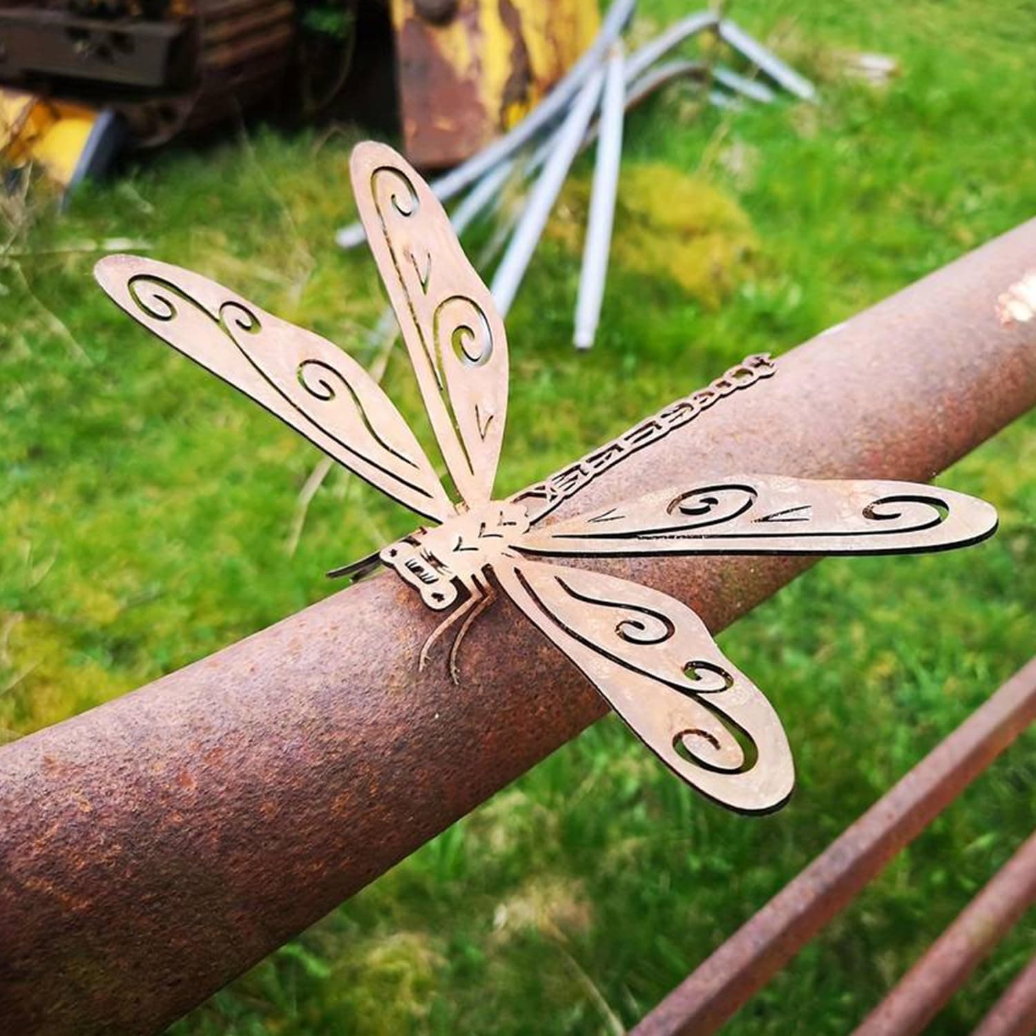GINCEVHY 2 Pack Rusty Dragonfly Garden Decor, Metal Dragonfly Outdoor Yard Decor, Colorable Dragonflies Outdoor Statues Ornaments - Garden Sculptures and Yard Art, Fence Decorations Outdoor